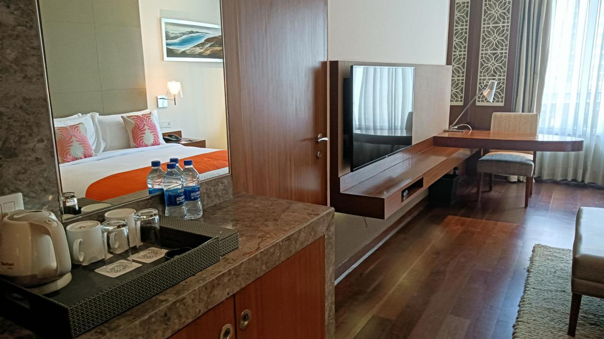 The Anya Hotel-Golf Course Road Gurgáon Kültér fotó