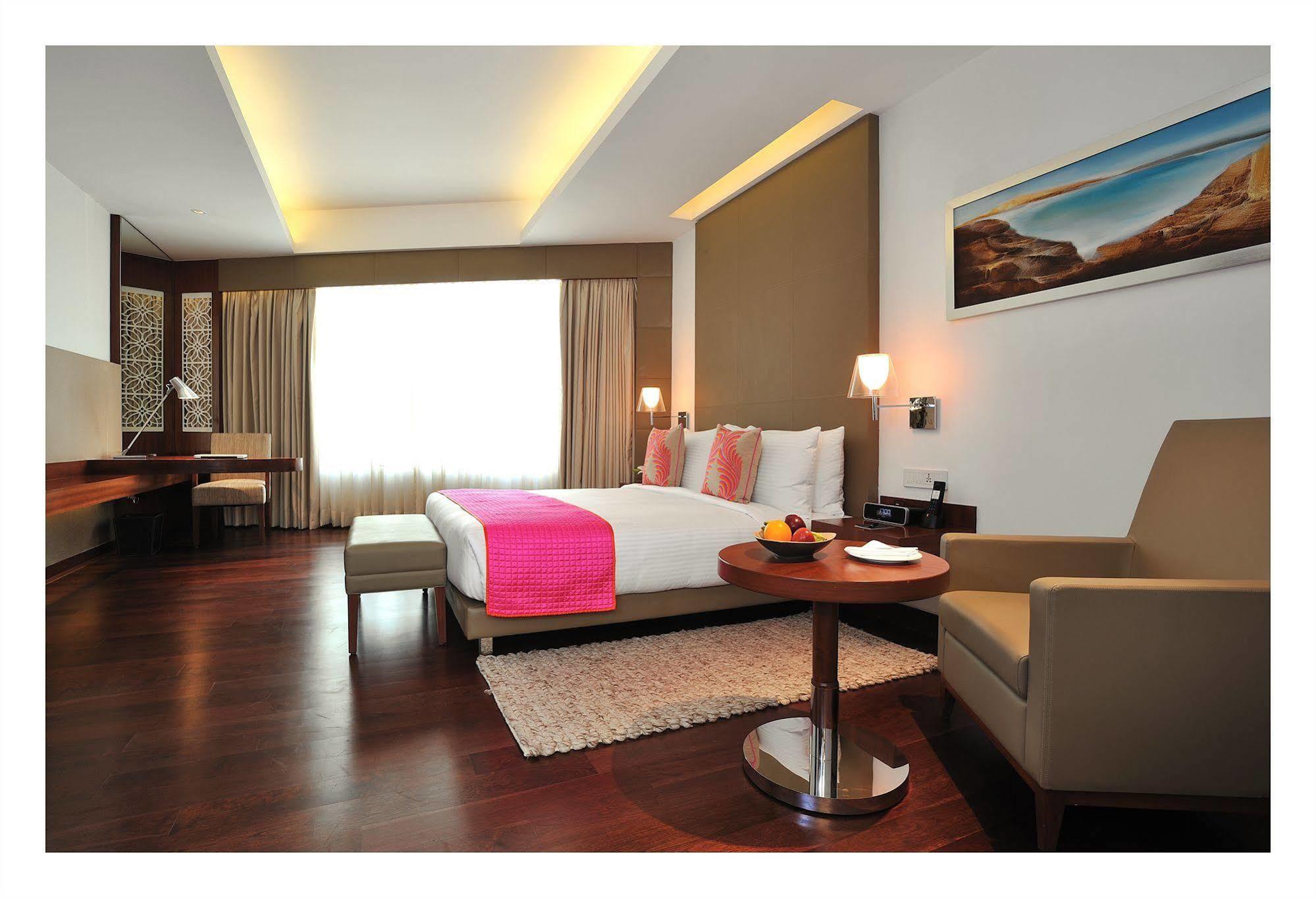 The Anya Hotel-Golf Course Road Gurgáon Kültér fotó