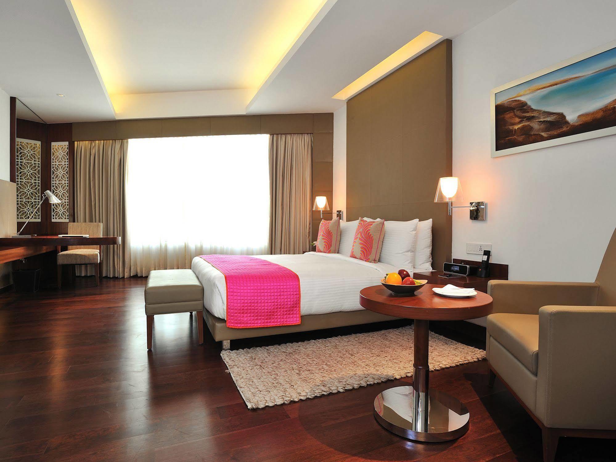 The Anya Hotel-Golf Course Road Gurgáon Kültér fotó